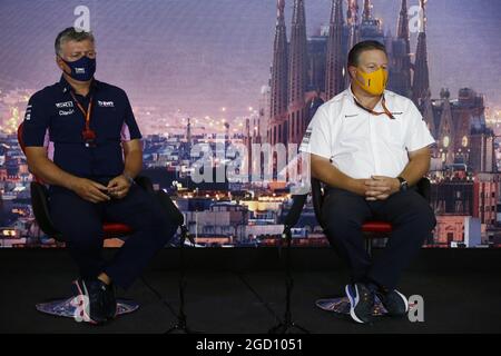 (De gauche à droite) : Otmar Szafnauer (Etats-Unis) Racing point F1 Team Directeur général et Zak Brown (Etats-Unis) McLaren Executive Director à la FIA Press Conference. Grand Prix d'Espagne, vendredi 14 août 2020. Barcelone, Espagne. Image de pool FIA pour usage éditorial uniquement Banque D'Images