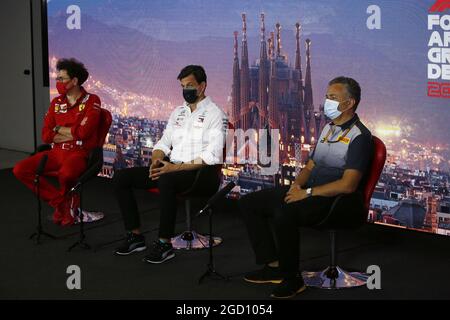 Conférence de presse de la FIA (de gauche à droite): Mattia Binotto (ITA) Directrice de l'équipe Ferrari; Toto Wolff (GER) Mercedes AMG F1 actionnaire et Directrice exécutive; et Mario Isola (ITA) Directeur de course Pirelli. Grand Prix d'Espagne, vendredi 14 août 2020. Barcelone, Espagne. Image de pool FIA pour usage éditorial uniquement Banque D'Images