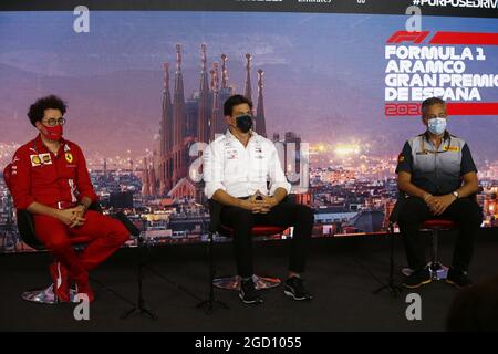 Conférence de presse de la FIA (de gauche à droite): Mattia Binotto (ITA) Directrice de l'équipe Ferrari; Toto Wolff (GER) Mercedes AMG F1 actionnaire et Directrice exécutive; et Mario Isola (ITA) Directeur de course Pirelli. Grand Prix d'Espagne, vendredi 14 août 2020. Barcelone, Espagne. Image de pool FIA pour usage éditorial uniquement Banque D'Images