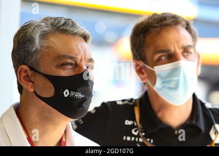 Luca de Meo (ITA) Directeur général du Groupe Renault avec Cyril Abiteboul (FRA) Directeur général de Renault Sport F1. Grand Prix d'Espagne, samedi 15 août 2020. Barcelone, Espagne. Banque D'Images