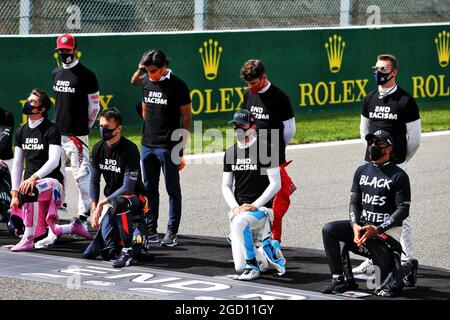 Atmosphère de la grille - les conducteurs terminent l'engagement de racisme. Grand Prix de Belgique, dimanche 30 août 2020. Spa-Francorchamps, Belgique. Banque D'Images