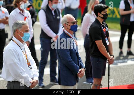 (De gauche à droite) : Chase Carey (États-Unis) Président du Groupe de Formule 1; Greg Maffei (États-Unis) Président et chef de la direction de Liberty Media Corporation; et Juan Manuel Correa (États-Unis) sur le réseau. Grand Prix de Belgique, dimanche 30 août 2020. Spa-Francorchamps, Belgique. Banque D'Images