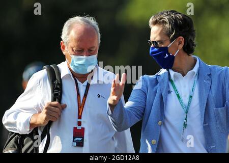 (De gauche à droite) : Jerome Stoll (FRA) Président de Renault Sport F1 avec Patrick Marinoff (GER) Directeur général Alpine. Banque D'Images