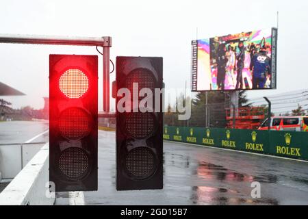 Circuit atmosphère - lumière rouge sur la voie de la fosse pendant la première séance d'entraînement. Grand Prix d'Eifel, vendredi 9 octobre 2020. Nurbugring, Allemagne. Banque D'Images