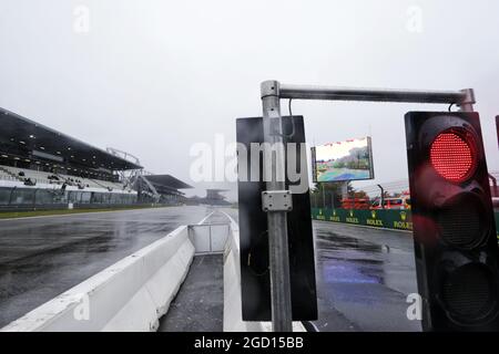 Circuit atmosphère - lumière rouge sur la voie de la fosse pendant la première séance d'entraînement. Grand Prix d'Eifel, vendredi 9 octobre 2020. Nurbugring, Allemagne. Banque D'Images