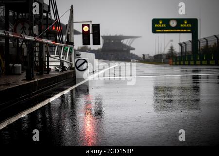 Circuit atmosphère - lumière rouge à la sortie de la voie de la fosse pendant la première séance d'entraînement. Grand Prix d'Eifel, vendredi 9 octobre 2020. Nurbugring, Allemagne. Banque D'Images