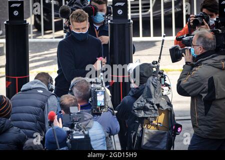 Nico Hulkenberg (GER) arrive dans le paddock après que l'écurie de course de Lance Rall (CDN) Racing point F1 Team a manqué la troisième séance d'entraînement. Grand Prix d'Eifel, samedi 10 octobre 2020. Nurbugring, Allemagne. Banque D'Images