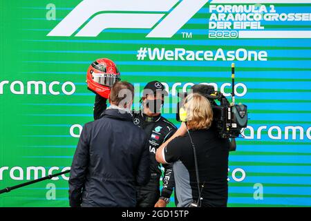 Le vainqueur de la course Lewis Hamilton (GBR) Mercedes AMG F1 fête au parc ferme avec un casque de Michael Schumacher (GER). Grand Prix d'Eifel, dimanche 11 octobre 2020. Nurbugring, Allemagne. Banque D'Images