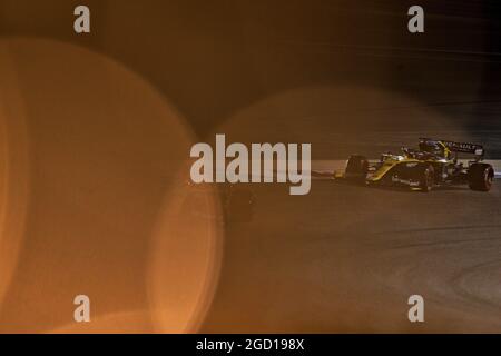 Esteban Ocon (FRA) Renault F1 Team RS20 et Daniel Ricciardo (AUS) Renault F1 Team RS20. Grand Prix de Bahreïn, vendredi 27 novembre 2020. Sakhir, Bahreïn. Banque D'Images