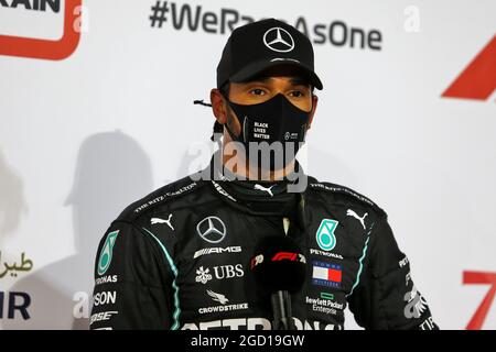 Le gardien de mât Lewis Hamilton (GBR) Mercedes AMG F1 dans le parc ferme qualifiant. Grand Prix de Bahreïn, samedi 28 novembre 2020. Sakhir, Bahreïn. Banque D'Images