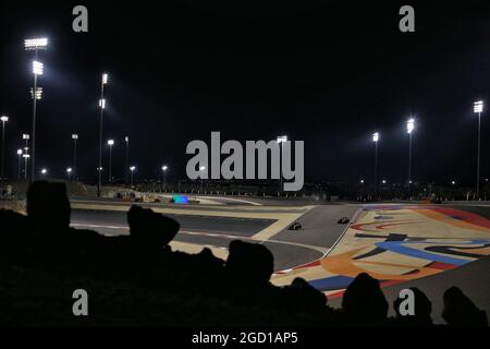 Daniel Ricciardo (AUS) Renault F1 Team RS20 et Carlos Sainz Jr (ESP) McLaren MCL35. Grand Prix de Sakhir, samedi 5 décembre 2020. Sakhir, Bahreïn. Banque D'Images