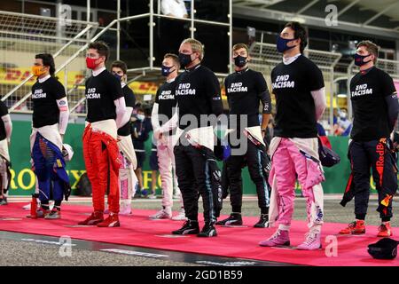 Les pilotes comme la grille observe l'hymne national. Grand Prix de Sakhir, dimanche 6 décembre 2020. Sakhir, Bahreïn. Banque D'Images