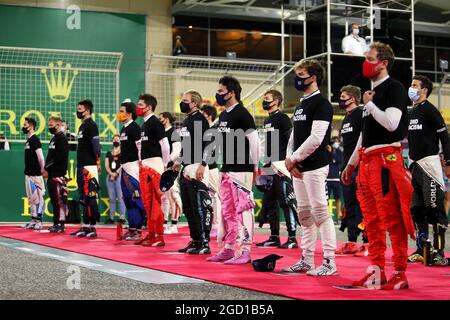 Les pilotes comme la grille observe l'hymne national. Grand Prix de Sakhir, dimanche 6 décembre 2020. Sakhir, Bahreïn. Banque D'Images