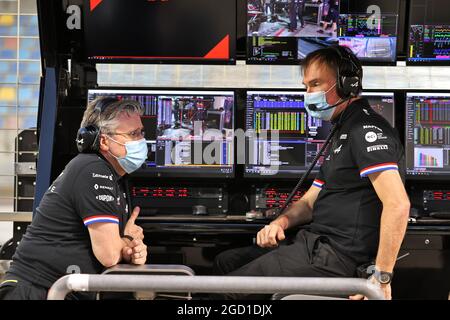 (De gauche à droite) : Pat Fry (GBR) Directeur technique (châssis) de l'équipe de F1 Alpine avec Alan Permane (GBR) Directeur des opérations du Trackside de l'équipe de F1 Alpine. Test de Formule 1, samedi 13 mars 2021. Sakhir, Bahreïn. Banque D'Images