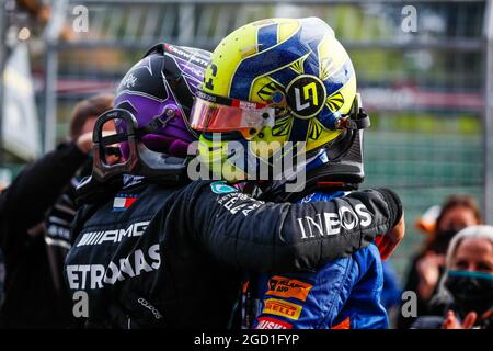 (De gauche à droite) : Lewis Hamilton (GBR) Mercedes AMG F1 fête sa deuxième position avec la troisième place à Lando Norris (GBR) McLaren dans le parc ferme. Grand Prix Emilia Romagna, dimanche 18 avril 2021. Imola, Italie. Image de pool FIA pour usage éditorial uniquement Banque D'Images