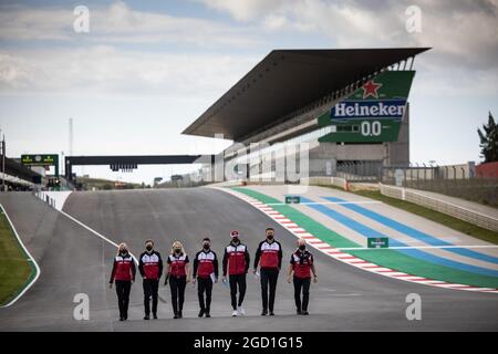 Callum Ilott (GBR) Alfa Romeo Racing Reserve Driver et Antonio Giovinazzi (ITA) Alfa Romeo Racing marchez le circuit avec l'équipe. Grand Prix de Portugal, jeudi 29 avril 2021. Portimao, Portugal. Banque D'Images