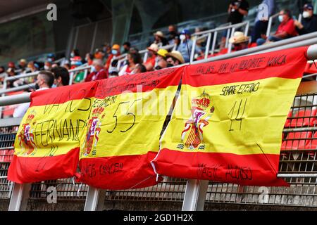 Circuit atmosphère - fans dans la tribune et drapeaux pour Fernando Alonso (ESP) Alpine F1 Team et Carlos Sainz Jr (ESP) Ferrari. Grand Prix d'Espagne, dimanche 9 mai 2021. Barcelone, Espagne. Banque D'Images