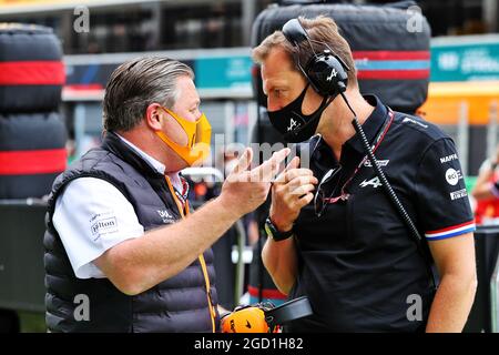 (De gauche à droite) : Zak Brown (États-Unis) Directeur général de McLaren avec Laurent Rossi (FRA) Directeur général Alpine sur le GRID. Grand Prix d'Espagne, dimanche 9 mai 2021. Barcelone, Espagne. Banque D'Images