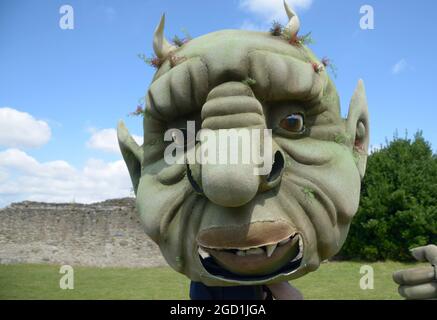 Abbey Wood, Londres, Royaume-Uni. 10 août 2021. « Our Teacher's a Troll » transforme les ruines de l'abbaye de Lesnes en un théâtre en plein air. L'écrivain Dennis Kelly (Matilda the musical), lauréat du prix « The Teacher's a Troll by Tony », transformera les ruines époustouflantes de l'abbaye de Lesnes en un théâtre en plein air cet été. Deux jumeaux terribles, Sean et Holly, avec un talent pour la tourmente gouvernent leur école avec la terreur et la tyrannie - jusqu'à l'arrivée d'un nouveau directeur d'école avec une peau squameuse, des fangs grincements et une queue piqueuse. Crédit : Phil Robinson/Alay Live News Banque D'Images