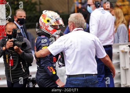 Le vainqueur de la course Max Verstappen (NLD) Red Bull Racing célèbre dans le parc ferme avec le Dr Helmut Marko (AUT) Red Bull Motorsport Consultant. Grand Prix de Monaco, dimanche 23 mai 2021. Monte Carlo, Monaco. Banque D'Images