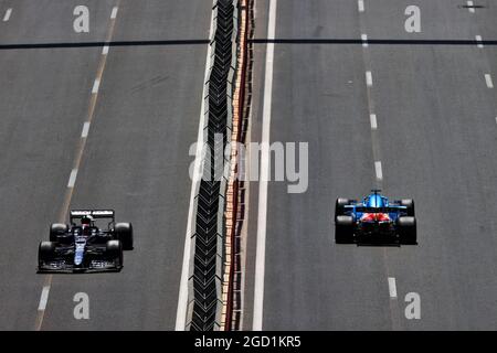 Pierre Gasly (FRA) AlphaTauri AT02 et Fernando Alonso (ESP) Alpine F1 Team A521. Grand Prix d'Azerbaïdjan, samedi 6 juin 2021. Circuit de la ville de Bakou, Azerbaïdjan. Banque D'Images