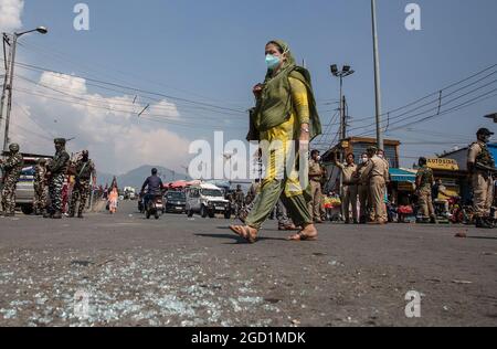 Srinagar, Cachemire sous contrôle indien. 10 août 2021. Des éclats de verre sont visibles sur le site d'une explosion de grenade dans la ville de Srinagar, la capitale estivale du Cachemire contrôlé par l'Inde, le 10 août 2021. Crédit : Javed Dar/Xinhua/Alay Live News Banque D'Images