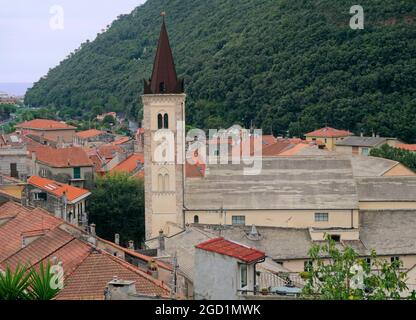 Le cloître de Santa Caterina dans l'ancien village de Finalborgo, Ligurie, Italie Banque D'Images