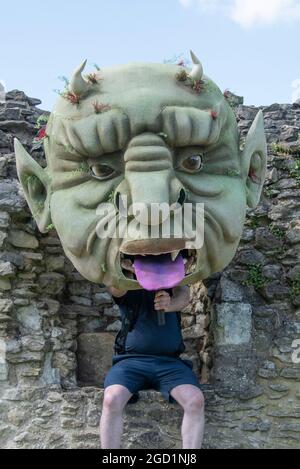 Londres, Royaume-Uni. 10 août 2021. La troupe de notre professeur a Troll de Dennis Kelly répète à Lesnes Abbey Ruins, en le transformant en un théâtre en plein air cet été. Le spectacle se déroule du 11 au 22 août. Crédit : claire doherty/Alamy Live News Banque D'Images
