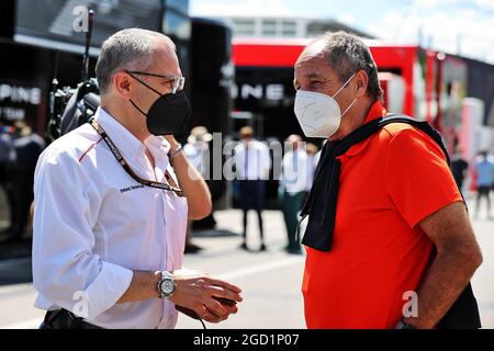 (De gauche à droite): Stefano Domenicali (ITA) Président et PDG de Formule 1 avec Gerhard Berger (AUT). Grand Prix Steiermark, samedi 26 juin 2021. Spielberg, Autriche. Banque D'Images