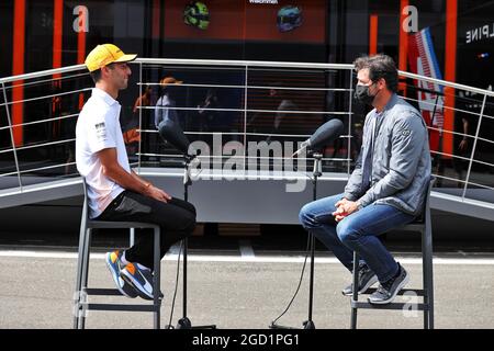 (De gauche à droite) : Daniel Ricciardo (AUS) McLaren avec Mark Webber (AUS) Channel 4 Presenter. Grand Prix d'Autriche, jeudi 1er juillet 2021. Spielberg, Autriche. Banque D'Images