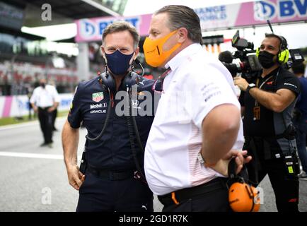 (De gauche à droite) : Christian Horner (GBR) Directeur de l'équipe Red Bull Racing avec Zak Brown (Etats-Unis) Directeur exécutif McLaren sur la grille. Grand Prix d'Autriche, dimanche 4 juillet 2021. Spielberg, Autriche. Image de pool FIA pour usage éditorial uniquement Banque D'Images