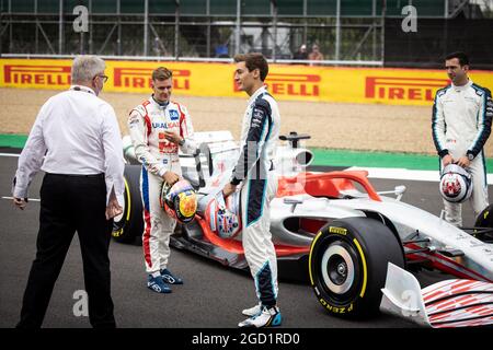 George Russell (GBR) Williams Racing avec Mick Schumacher (GER) Haas F1 Team et Ross Brawn (GBR) Directeur général, Sports automobiles - lancement de voitures 2022. Grand Prix de Grande-Bretagne, jeudi 15 juillet 2021. Silverstone, Angleterre. Banque D'Images