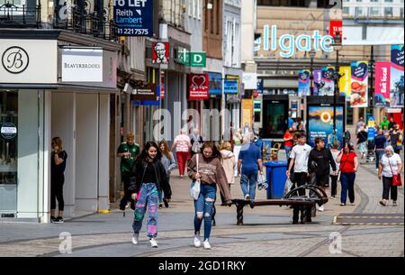 Dundee, Tayside, Écosse, Royaume-Uni. 10 août 2021. Météo au Royaume-Uni : soleil chaud le deuxième jour de la journée de la liberté, avec suppression du verrouillage Covid-19 à Dundee. Les résidents locaux sont encore bien conscients de porter des masques faciaux se réunir pour profiter d'une journée de socialisation et de shopping dans le centre-ville après des mois de serres de coronavirus. Crédit : Dundee Photographics/Alamy Live News Banque D'Images