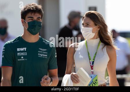 Lance Rill (CDN) Aston Martin F1 Team avec sa petite amie Sara Pagliaroli. Grand Prix de Grande-Bretagne, samedi 17 juillet 2021. Silverstone, Angleterre. Banque D'Images