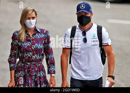 Valtteri Bottas (fin) Mercedes AMG F1 avec sa petite amie Tiffany Cromwell (AUS) cycliste professionnel. Grand Prix de Hongrie, samedi 31 juillet 2021. Budapest, Hongrie. Banque D'Images