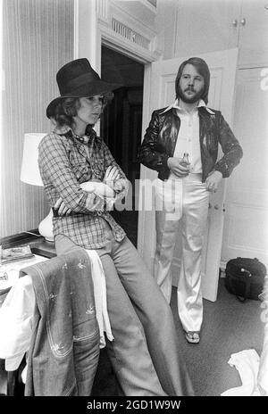 Le groupe de pop suédois ABBA à leur hôtel de Londres après avoir remporté le Concours Euvovision de la chanson à Brighton, en Angleterre, en avril 1974. Annipride Lyngstad et Benny Andersson.photo: Lennart Edling / Kamerabild / TT News Agency / Code: 3012 Banque D'Images