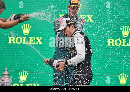 Le vainqueur de la course Esteban Ocon (FRA) l'écurie Alpine F1 Team célèbre sur le podium. Grand Prix de Hongrie, dimanche 1er août 2021. Budapest, Hongrie. Banque D'Images