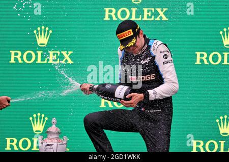 Le vainqueur de la course Esteban Ocon (FRA) l'écurie Alpine F1 Team célèbre sur le podium. Grand Prix de Hongrie, dimanche 1er août 2021. Budapest, Hongrie. Banque D'Images