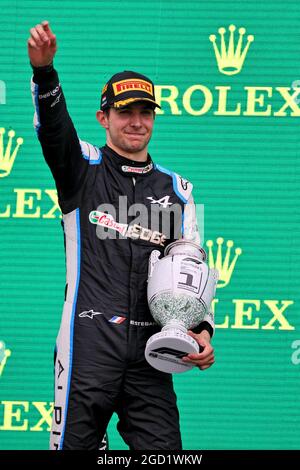 Le vainqueur de la course Esteban Ocon (FRA) l'écurie Alpine F1 Team célèbre sur le podium. Grand Prix de Hongrie, dimanche 1er août 2021. Budapest, Hongrie. Banque D'Images