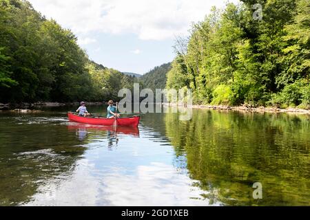 Mère et fils guident un canoë sur la rivière Kolpa à la frontière de la Slovénie et de la Croatie Banque D'Images