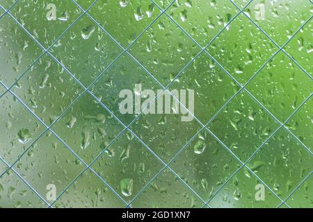 Texture des gouttes de pluie sur la fenêtre en verre Banque D'Images