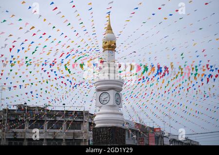 Tour de Sukhothai, une horloge centrale de la ville, somptueusement décorée de petits drapeaux Banque D'Images