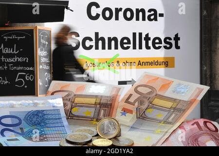 PHOTOMONRAG : à partir du 11 octobre, les tests de corona seront payants. Sujet photo Corona station d'essai, Corona test rapide dans la pharmacie de l'hôtel de ville de Muenchen juste à côté d'un boucher qui offre des rouleaux de Maulaschen et de croûte. Des personnes, des personnes, des passants devant une station d'essai de corona, une station d'essai, un centre d'essai, un centre d'essai de corona. Test rapide, sans rendez-vous, sans enregistrement, gratuit, test rapide d'antigène. Â Banque D'Images