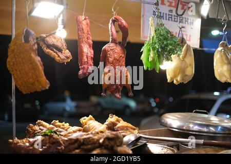 Marché de nuit en Thaïlande: Une vitrine de divers types de viande à la stalle de la rue-vendeur de nourriture Banque D'Images