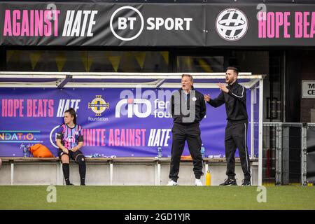 L'ancien directeur de l'Angleterre, Glenn Hoddle (au centre), réagit lors du match BT Hope United au Crusaders FC Seaview Grounds à Belfast, à la veille de la Super Cup, pour sensibiliser les jeunes à l'impact dévastateur de la haine en ligne dans le sport et chez eux. Banque D'Images