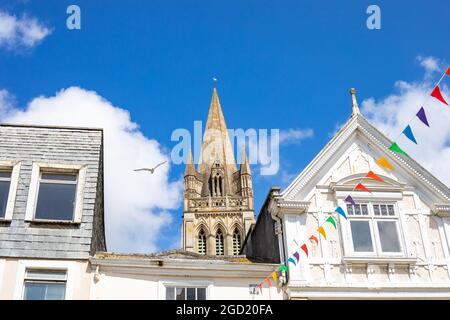 Truro, Royaume-Uni, le 10 août 2021, VUE de la cathédrale de Truro en arrière-plan au soleil à Truro, Cornouailles la température était de 17C ensoleillé et une douce brise.Credit: Keith Larby/Alamy Live News Banque D'Images