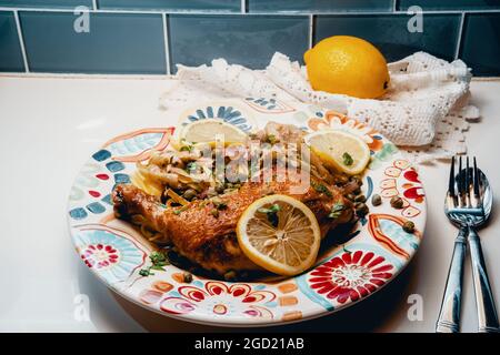 Picata italien de cuisse de poulet avec linguine, coeurs d'artichaut et câpres Banque D'Images