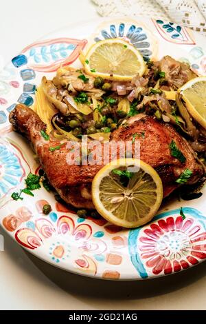 Picata italien de cuisse de poulet avec linguine, coeurs d'artichaut et câpres Banque D'Images