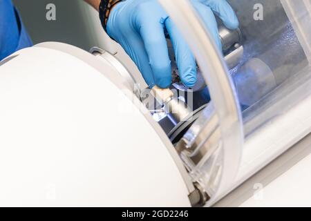 CAD CAM Dental machine assistée par ordinateur. Laboratoire dentaire moderne numérique pour le fraisage de prothèses et de couronnes Banque D'Images