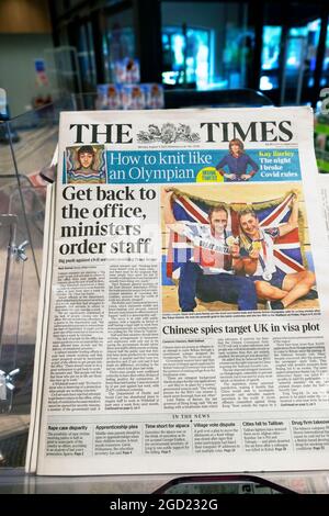 Le titre du journal The Times « Get back to the office ministres order staff » et Jason Laura Kenny Tokyo médaillés d'or le 10 août 2021 Londres Royaume-Uni Banque D'Images